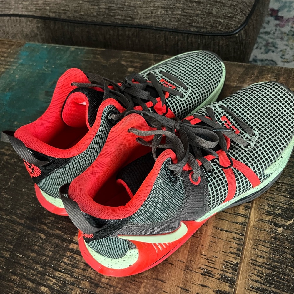 Nike Men’s Lebron Witness Basketball Shoes